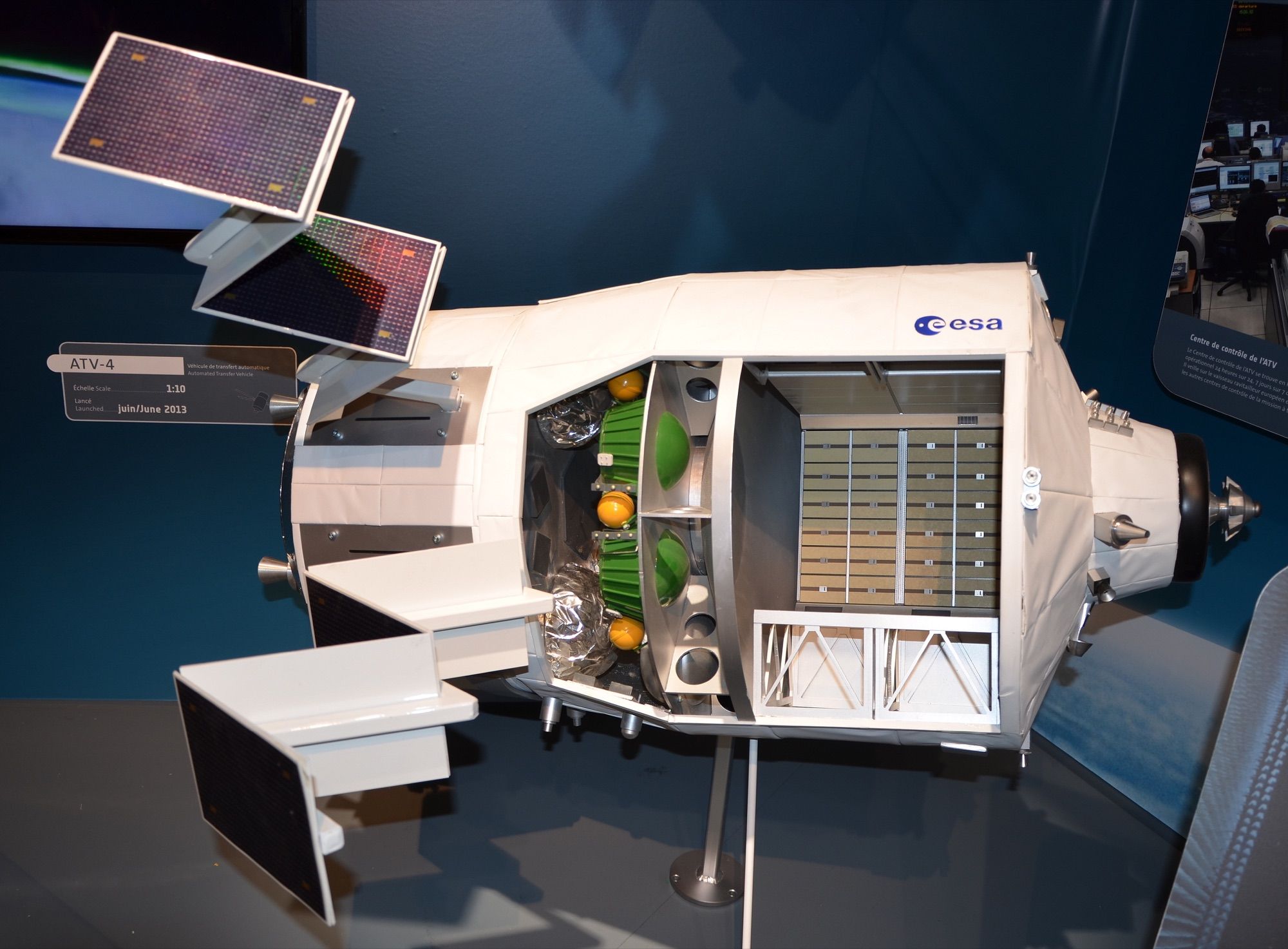 Maqueta seccionada a escala 1:10 de la nave espacial ATV-4 expuesta en el Salón de Le Bourget