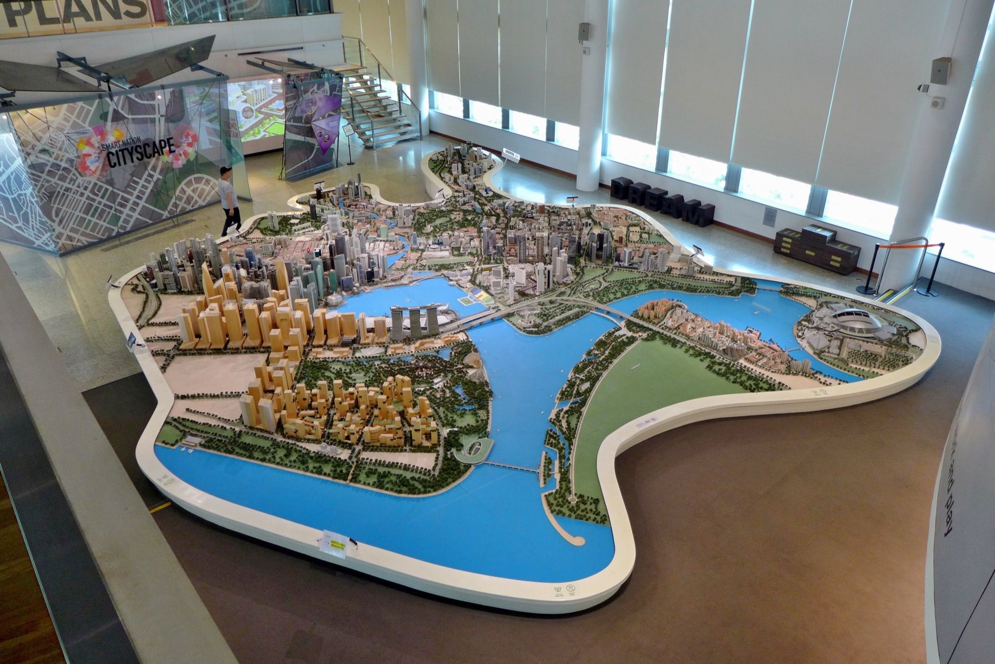Gran maqueta urbana de Singapur expuesta en la sala de exposiciones de la Singapore City Gallery