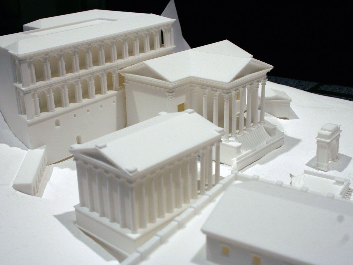 Detalle de una maqueta impresa en 3D en blanco del Foro Romano, con templos, columnas y arcadas