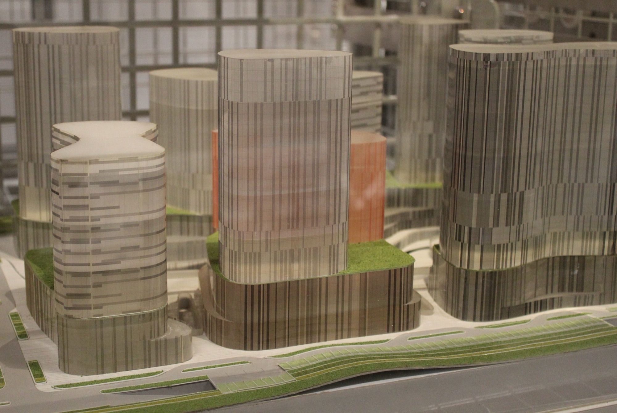 Detalle de maqueta de un complejo de torres de uso mixto con cubiertas ajardinadas
