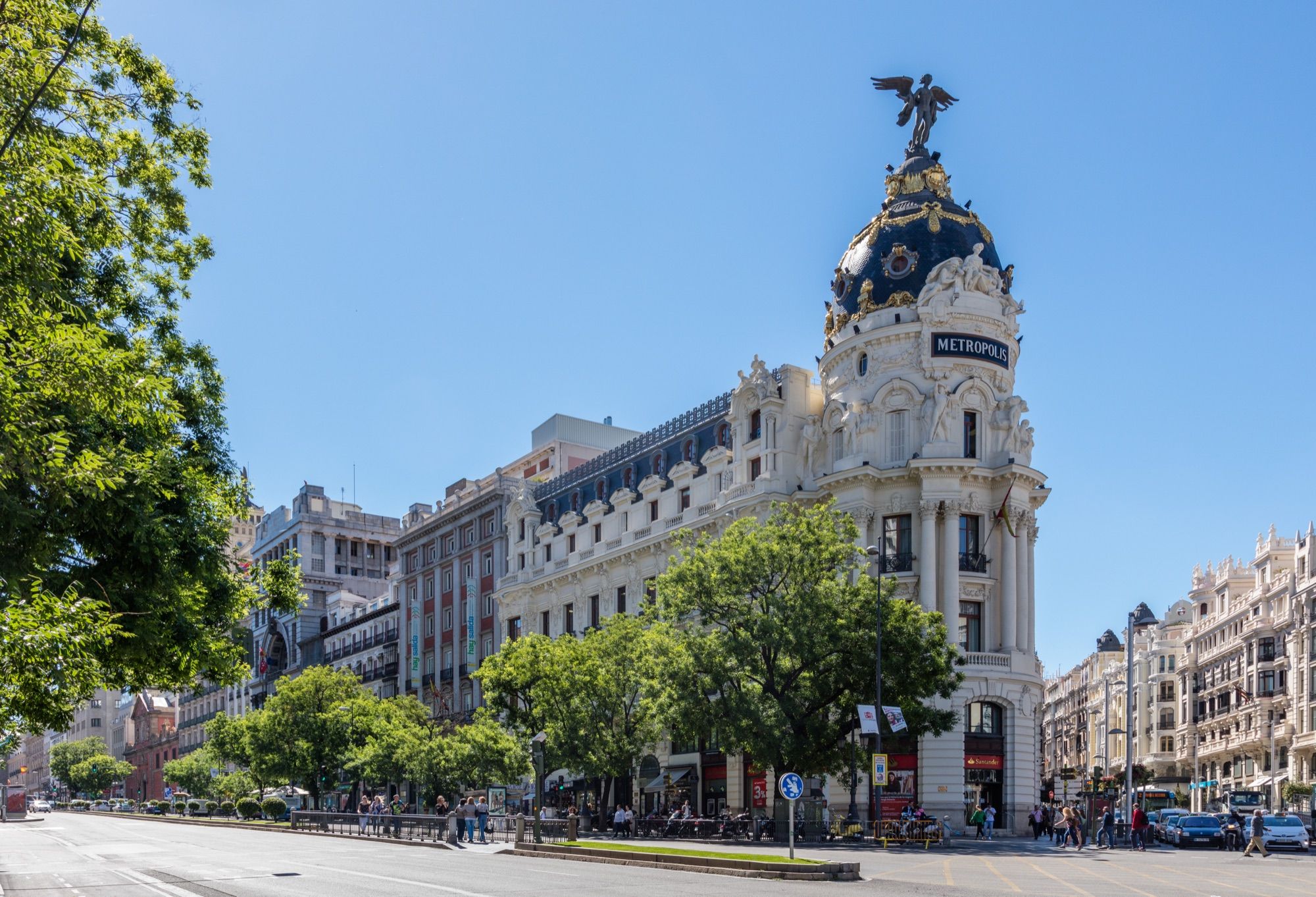 Edificio Metrópolis en la esquina de Gran Vía y la calle de Alcalá, Madrid, bajo un cielo azul