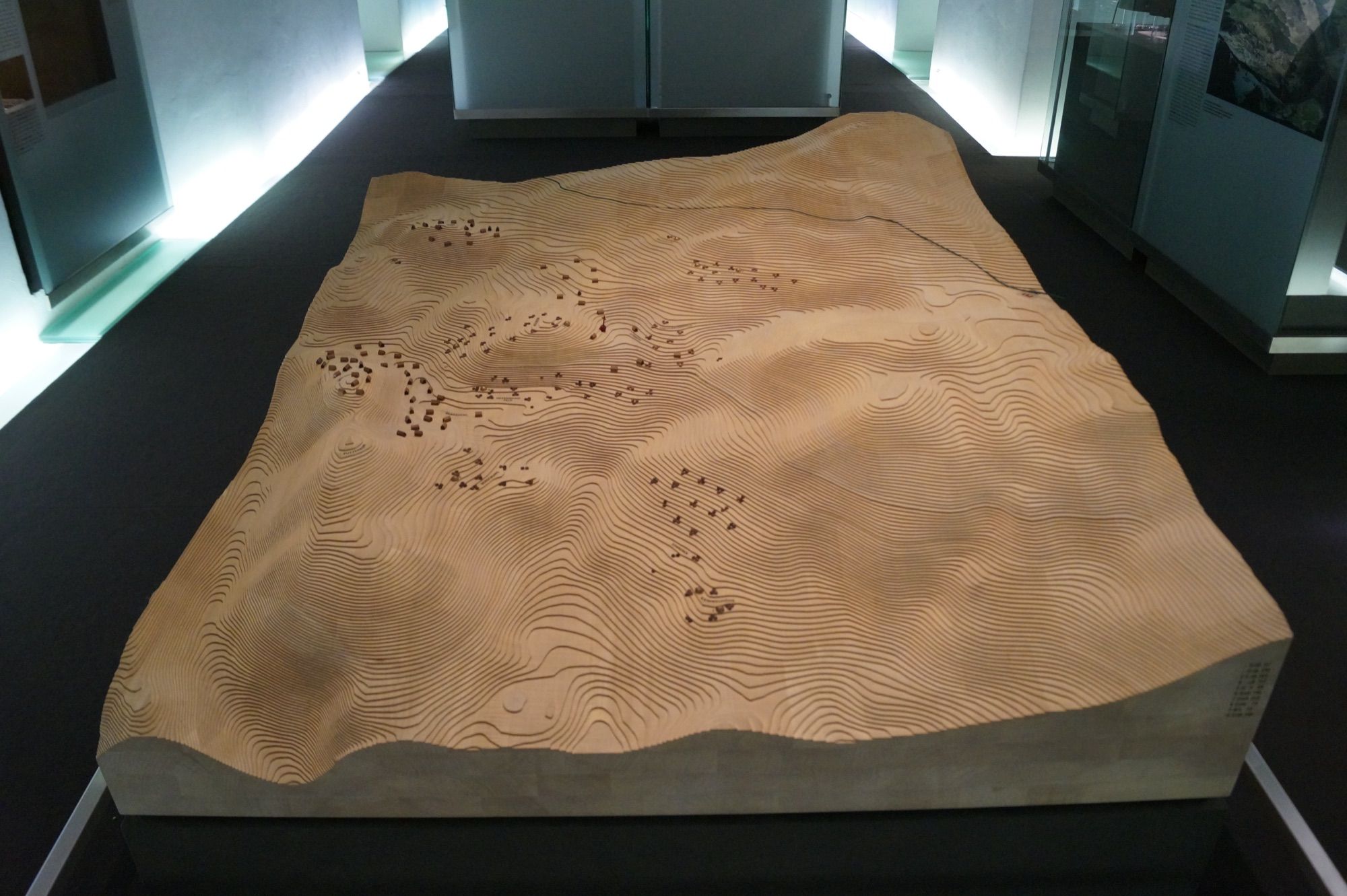 Maqueta topográfica de madera en capas del Dürnberg en el Museo Celta de Hallein